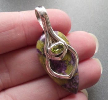 Zilveren hanger gezet met Atlantisiet en Peridot
